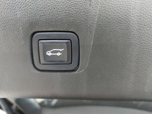 Used 2022 Chevrolet Traverse LT image 13