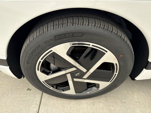 New 2026 Hyundai Ioniq 9 Calligraphy image 25