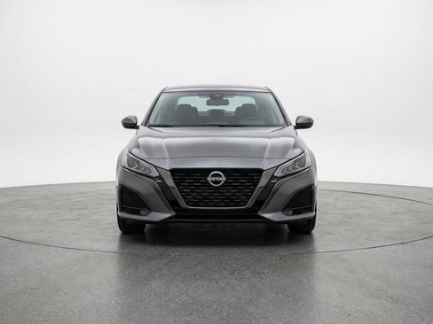Used 2025 Nissan Altima 2.5 SV FWD image 2