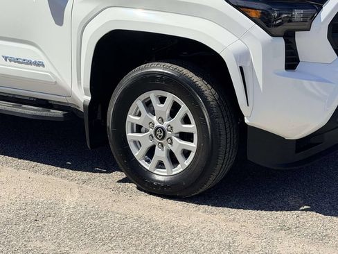 Certified 2025 Toyota Tacoma SR5 AWD/4WD image 25