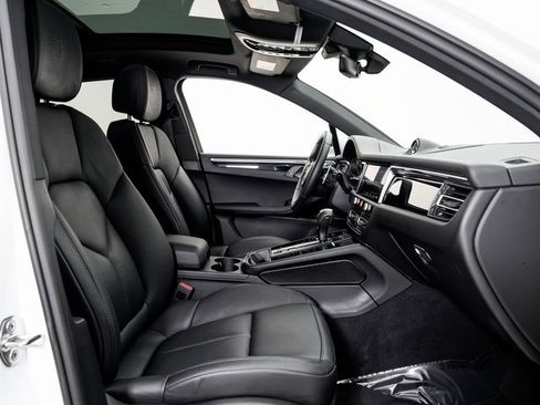 Used 2025 Porsche Macan image 25