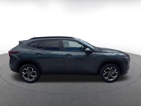 Used 2025 Chevrolet Trax LT FWD image 16