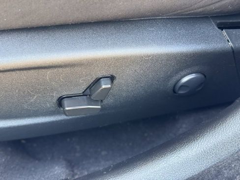 Certified 2022 Chrysler 300 Touring w/ Sport Appearance Package image 10