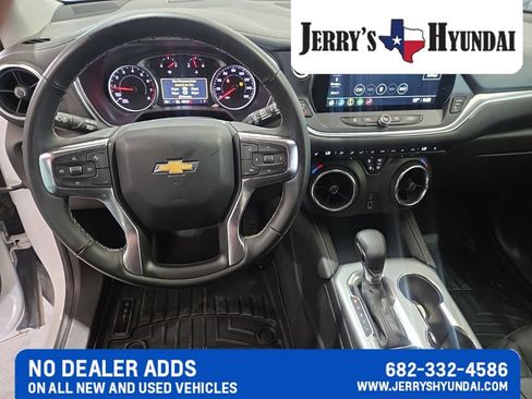 Used 2025 Chevrolet Blazer LT w/ LPO, Black Grille Bar Package FWD image 9