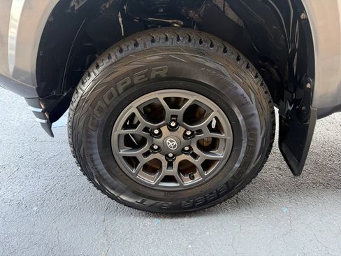 Used 2018 Toyota Tacoma SR5 RWD image 28
