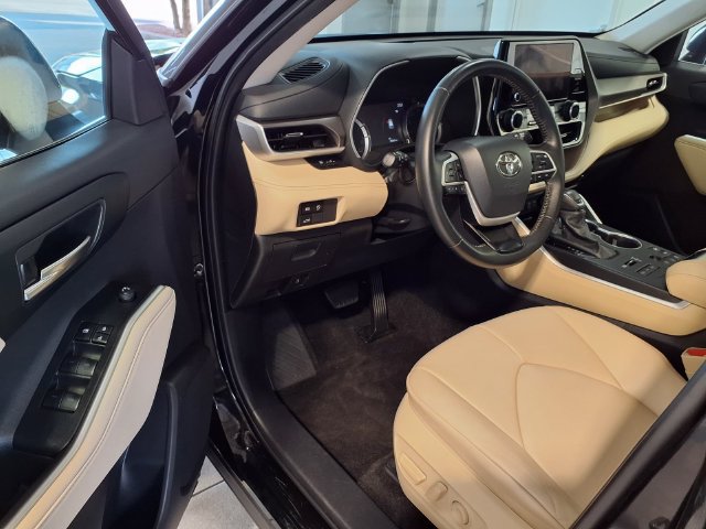 Used 2024 Toyota Highlander XLE AWD/4WD image 6