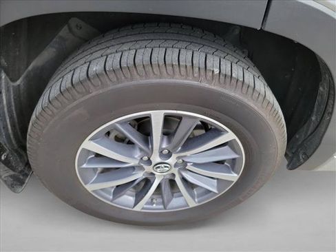 Used 2018 Toyota Highlander XLE FWD image 11