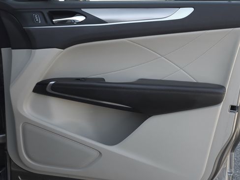 Used 2019 Lincoln MKC Premiere image 39