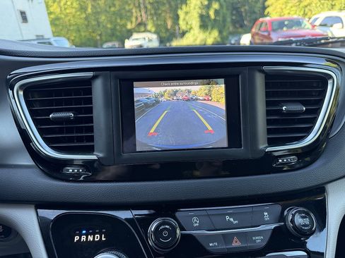 Used 2020 Chrysler Pacifica Touring FWD image 22
