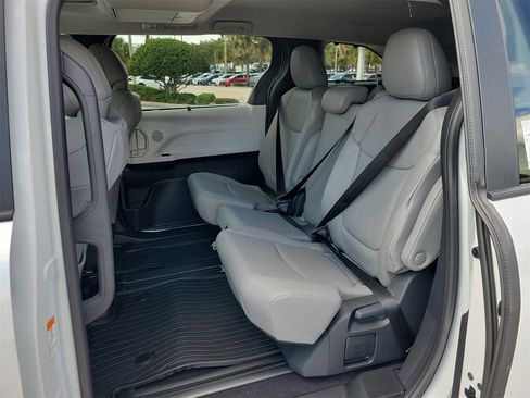 New 2026 Toyota Sienna XLE image 11