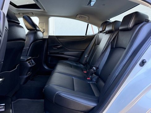 Certified 2025 Lexus ES 300h w/ Premium Package image 18