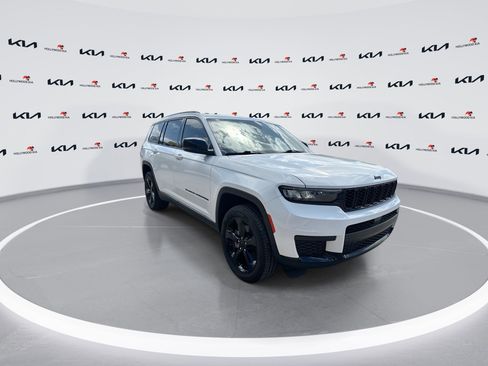 Used 2023 Jeep Grand Cherokee L Laredo RWD image 2