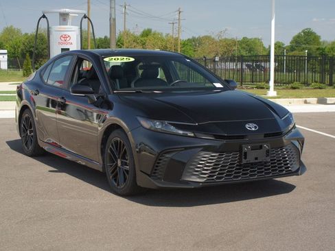 Used 2025 Toyota Camry SE image 2