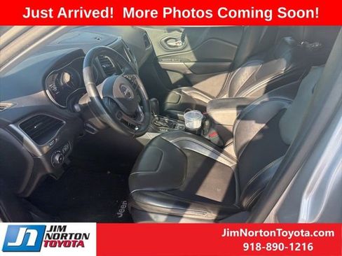 Used 2019 Jeep Cherokee Latitude Plus AWD/4WD image 6