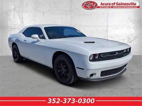 Used 2022 Dodge Challenger SXT image 1