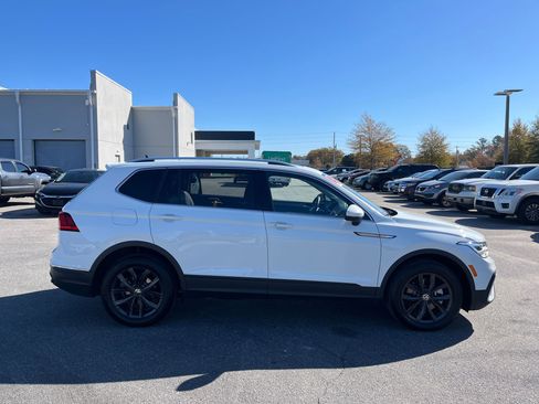 Used 2024 Volkswagen Tiguan SE image 19