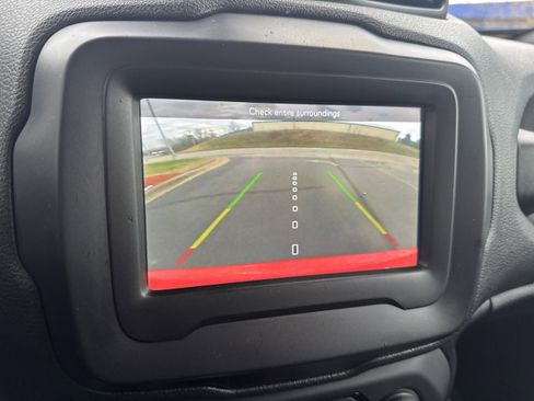 Used 2018 Jeep Renegade Latitude w/ Popular Equipment Group image 17