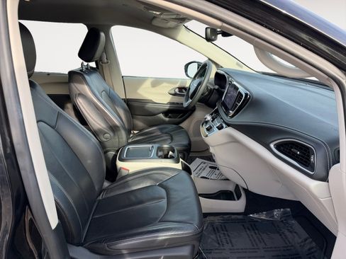 Used 2022 Chrysler Pacifica Touring-L image 15