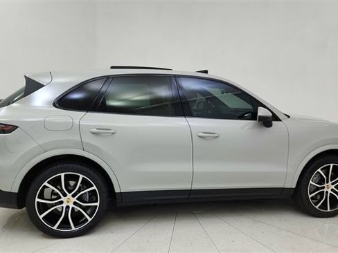 Used 2022 Porsche Cayenne image 6