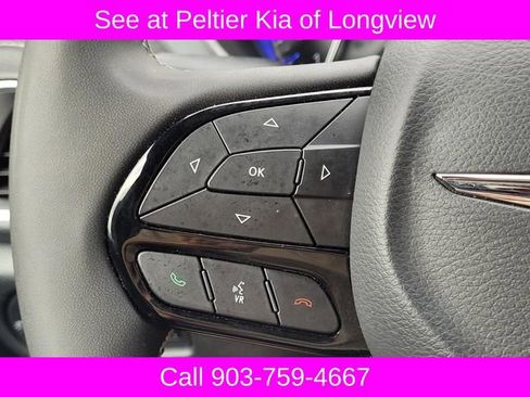 Used 2025 Chrysler Pacifica Limited FWD image 28