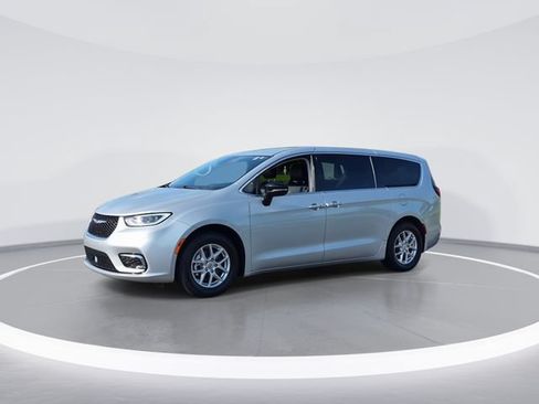 Used 2024 Chrysler Pacifica Touring-L FWD image 4