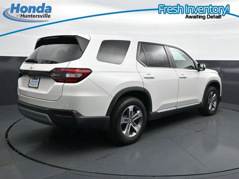 Used 2025 Honda Pilot EX-L image 10
