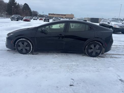 Used 2025 Toyota Prius LE image 3
