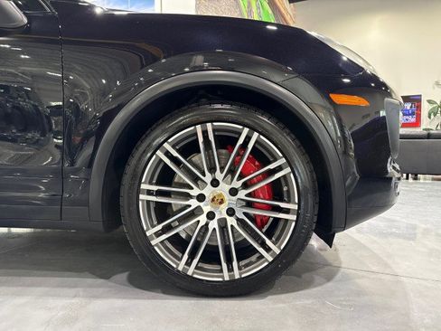Used 2015 Porsche Cayenne Turbo image 21