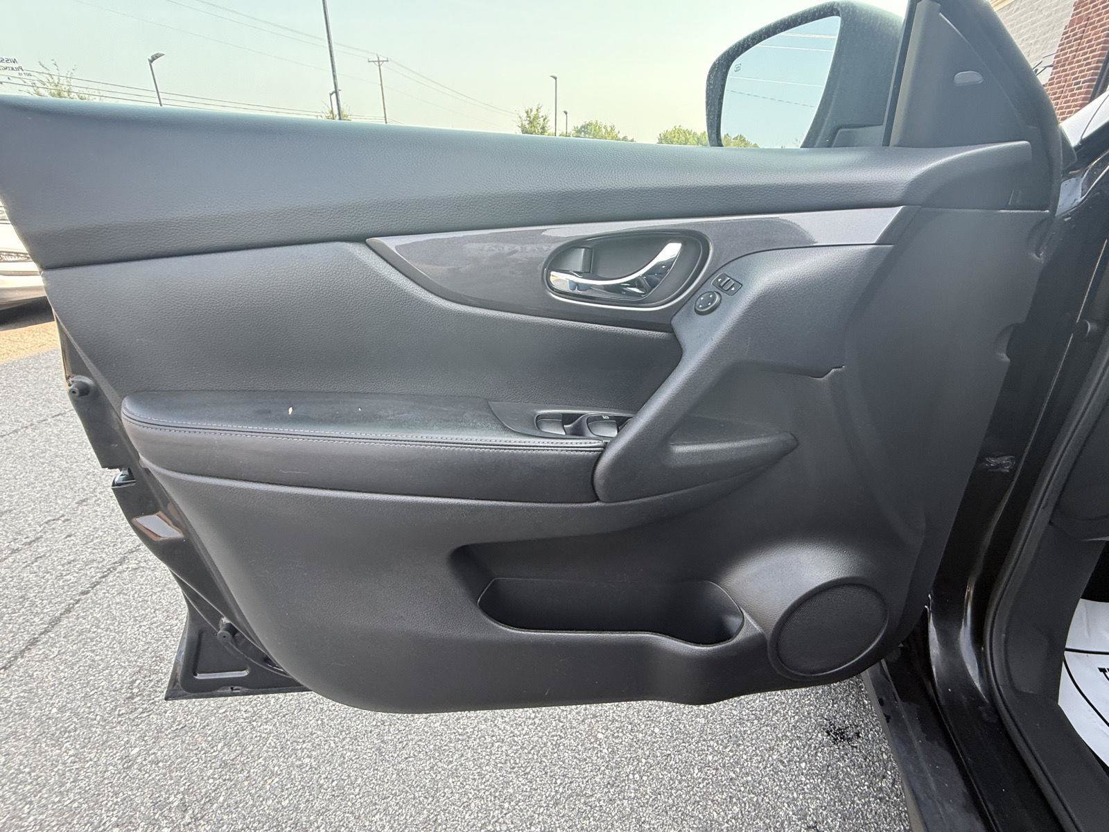 Used 2020 Nissan Rogue S w/ Special Edition Package FWD image 7