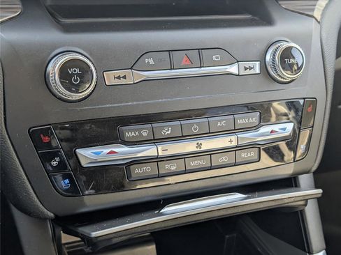 Used 2020 Ford Explorer Limited image 18