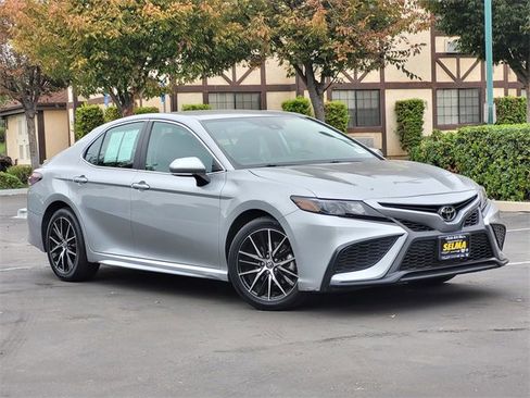 Used 2024 Toyota Camry SE image 2