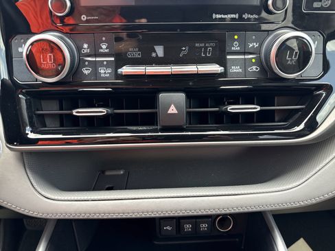 Used 2021 Toyota Highlander XLE FWD image 17