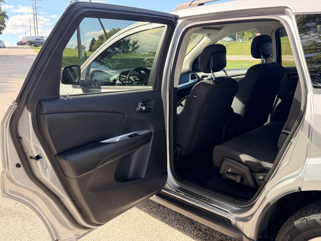 Used 2018 Dodge Journey SE w/ Mopar All Weather Group FWD image 19
