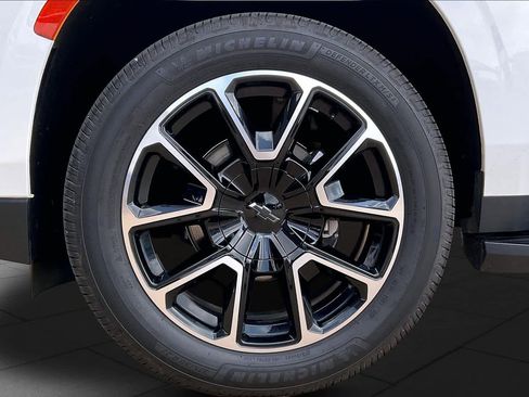 Used 2022 Chevrolet Suburban RST w/ Luxury Package image 12