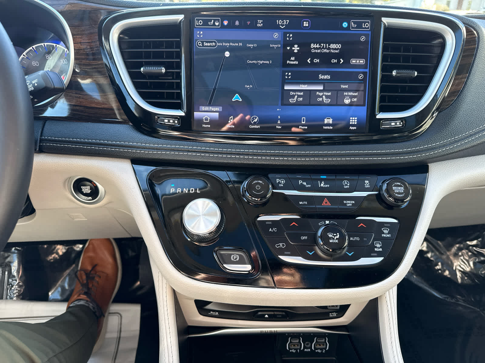 Used 2024 Chrysler Pacifica Limited w/ Uconnect Theater Family Group FWD image 26