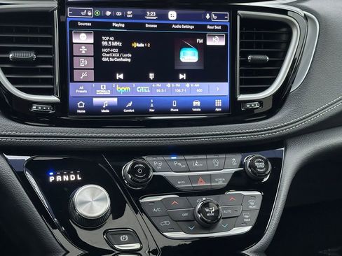 Used 2021 Chrysler Pacifica Touring-L w/ Uconnect Theater Family Group image 14