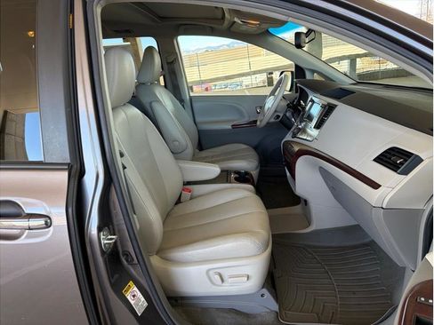 Used 2012 Toyota Sienna XLE image 15