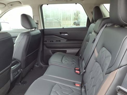 New 2026 Nissan Pathfinder Platinum image 8