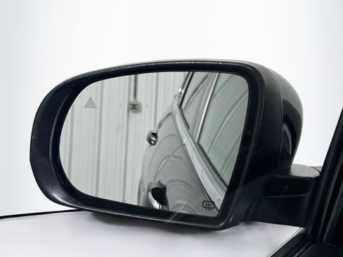 Used 2019 Jeep Cherokee Limited w/ Technology Group FWD image 16