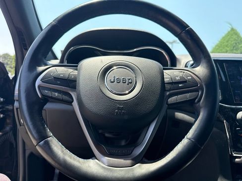 Used 2019 Jeep Grand Cherokee Laredo AWD/4WD image 7