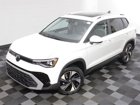 Used 2026 Volkswagen Taos SE image 2