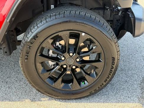 Used 2025 Jeep Wrangler Unlimited Sahara w/ Safety Group AWD/4WD image 7