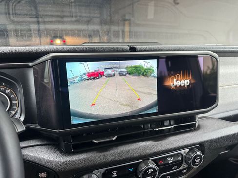 Used 2025 Jeep Wrangler Sport S image 17