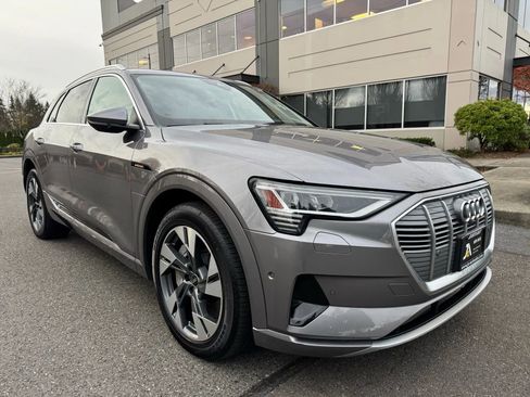 Used 2021 Audi e-tron Premium Plus w/ Premium Plus Package image 2