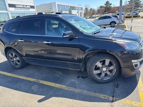 Used 2017 Chevrolet Traverse LT image 3