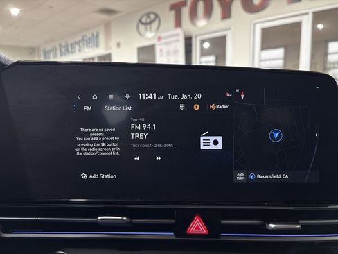 Used 2023 Hyundai Elantra Limited image 17