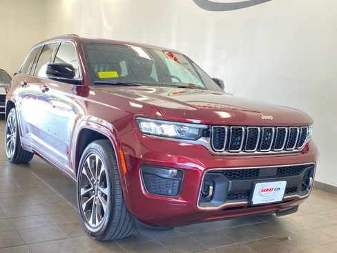 Used 2025 Jeep Grand Cherokee Overland w/ Luxury Tech Group IV AWD/4WD image 2