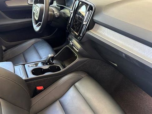 Certified 2025 Volvo XC40 B5 Core image 17