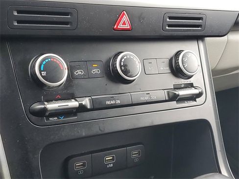 Used 2024 Kia Carnival LX image 26