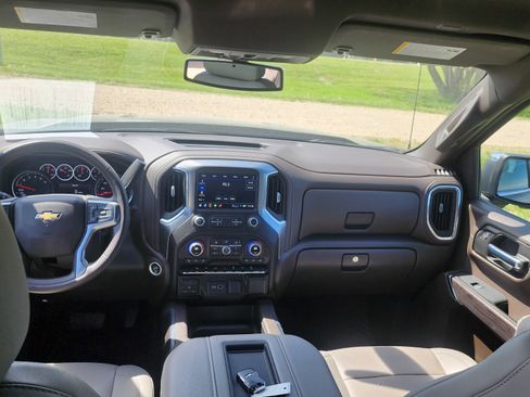 Used 2022 Chevrolet Silverado 1500 LTZ w/ Z71 Off-Road Package AWD/4WD image 8